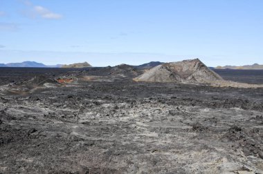 Siyah volkanik topraklara sahip İzlanda manzaraları