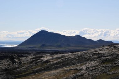 Siyah volkanik topraklara sahip İzlanda manzaraları