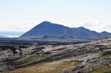 Siyah volkanik topraklara sahip İzlanda manzaraları
