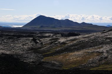 Siyah volkanik topraklara sahip İzlanda manzaraları
