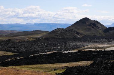 Siyah volkanik topraklara sahip İzlanda manzaraları