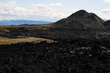 Siyah volkanik topraklara sahip İzlanda manzaraları