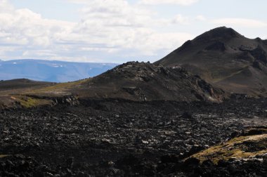 Siyah volkanik topraklara sahip İzlanda manzaraları