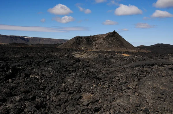 Siyah volkanik topraklara sahip İzlanda manzaraları