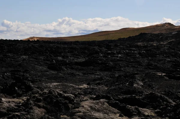 Siyah volkanik topraklara sahip İzlanda manzaraları