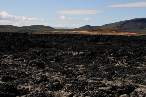 Siyah volkanik topraklara sahip İzlanda manzaraları
