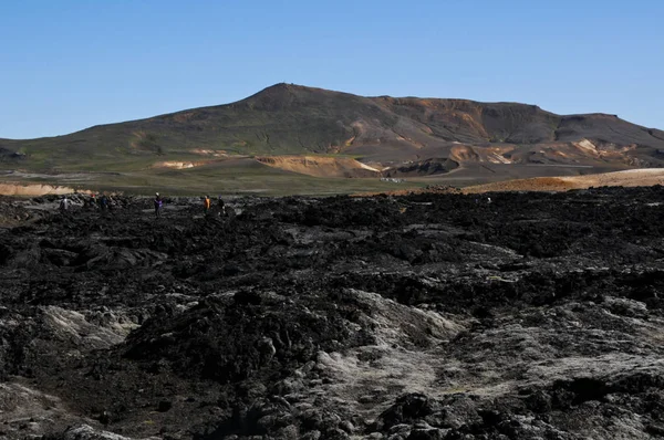 Siyah volkanik topraklara sahip İzlanda manzaraları