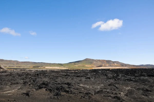 Siyah volkanik topraklara sahip İzlanda manzaraları