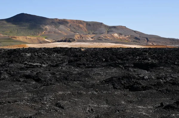 Siyah volkanik topraklara sahip İzlanda manzaraları