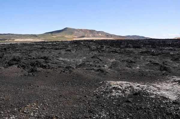 Siyah volkanik topraklara sahip İzlanda manzaraları