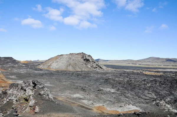 Siyah volkanik topraklara sahip İzlanda manzaraları