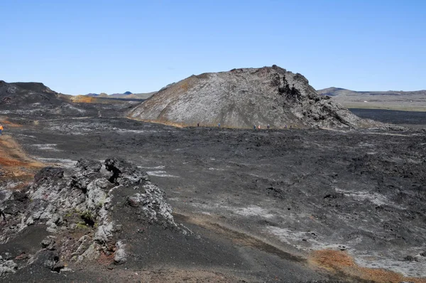 Siyah volkanik topraklara sahip İzlanda manzaraları