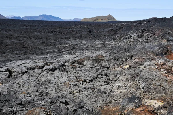 Siyah volkanik topraklara sahip İzlanda manzaraları