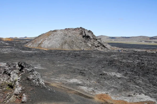 Siyah volkanik topraklara sahip İzlanda manzaraları