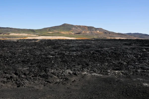 Siyah volkanik topraklara sahip İzlanda manzaraları