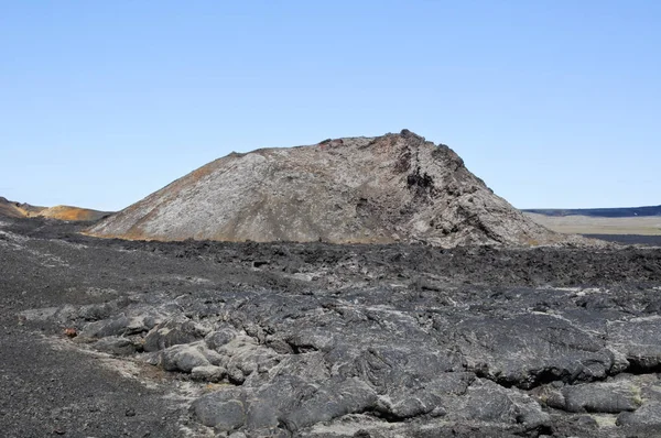 Siyah volkanik topraklara sahip İzlanda manzaraları
