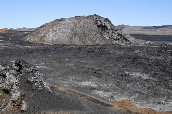 Siyah volkanik topraklara sahip İzlanda manzaraları