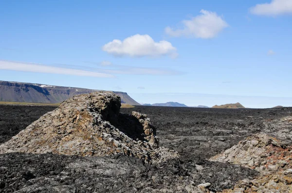 Siyah volkanik topraklara sahip İzlanda manzaraları