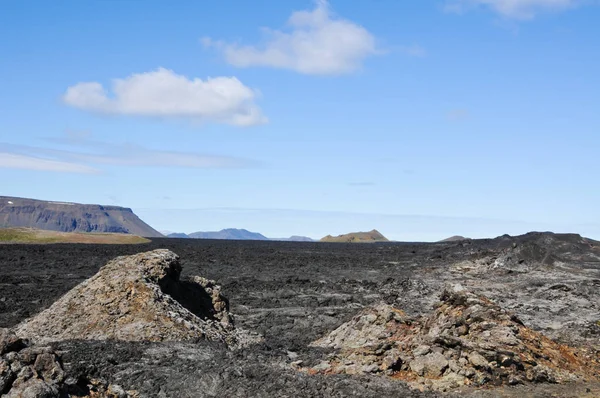 Siyah volkanik topraklara sahip İzlanda manzaraları