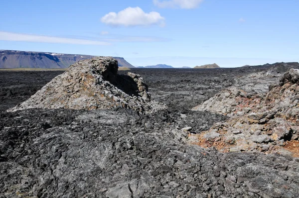 Siyah volkanik topraklara sahip İzlanda manzaraları