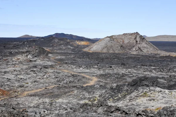 Siyah volkanik topraklara sahip İzlanda manzaraları
