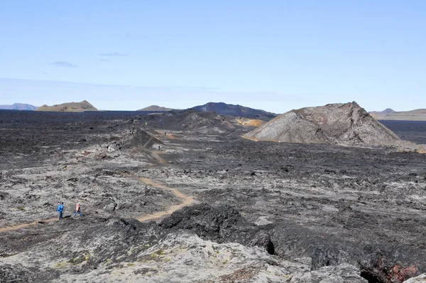 Siyah volkanik topraklara sahip İzlanda manzaraları