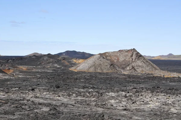 Siyah volkanik topraklara sahip İzlanda manzaraları