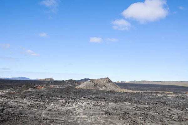 Siyah volkanik topraklara sahip İzlanda manzaraları