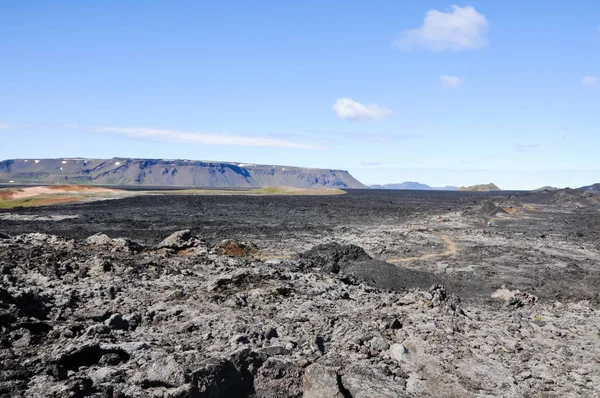 Siyah volkanik topraklara sahip İzlanda manzaraları