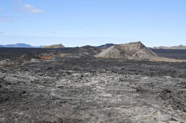 Siyah volkanik topraklara sahip İzlanda manzaraları