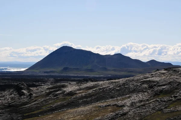 Siyah volkanik topraklara sahip İzlanda manzaraları