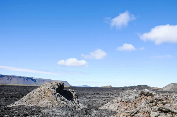 Siyah volkanik topraklara sahip İzlanda manzaraları