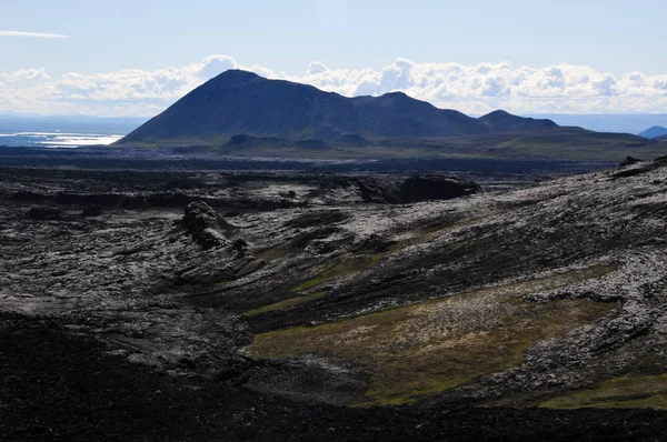 Siyah volkanik topraklara sahip İzlanda manzaraları