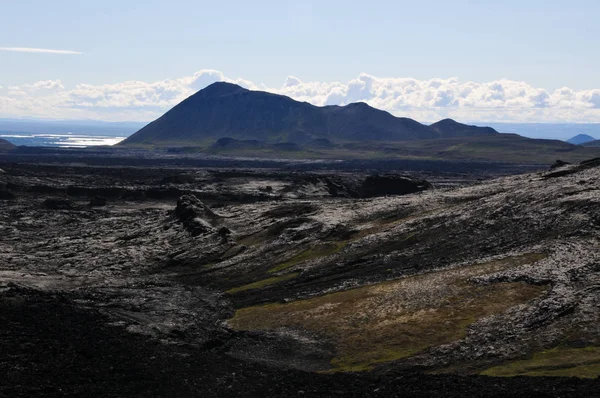 Siyah volkanik topraklara sahip İzlanda manzaraları
