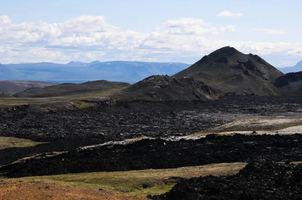 Siyah volkanik topraklara sahip İzlanda manzaraları