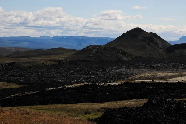 Siyah volkanik topraklara sahip İzlanda manzaraları