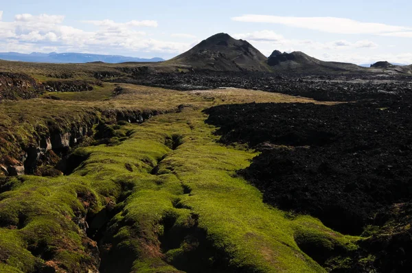 Siyah volkanik topraklara sahip İzlanda manzaraları