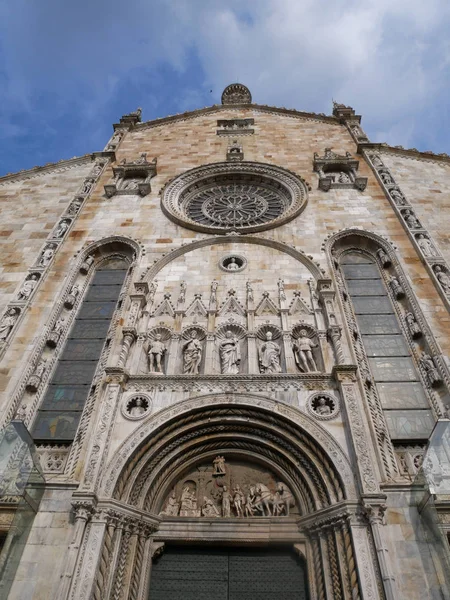 Como Katedrali Görünümü