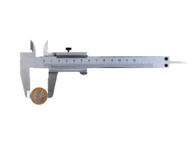 Beyaz zemin üzerinde bir sikke ile izole vernier Kaliper