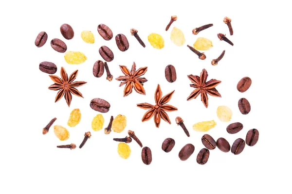 茴香星与丁香 葡萄干和咖啡豆在白色背景顶部看法 — 图库照片