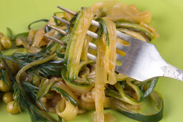 Spiraled Kabak Pasta Bezelye Ile Vegitarian Gıda Yakın Çekim — Stok fotoğraf