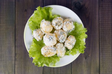 Ekşi krema ve plaka üstten görünüm üzerinde dereotu ile haşlanmış patates