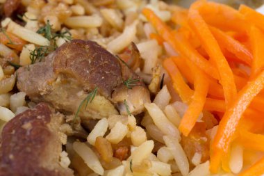 Sığır eti ve havuç yakın çekim ile geleneksel Asya pilavı