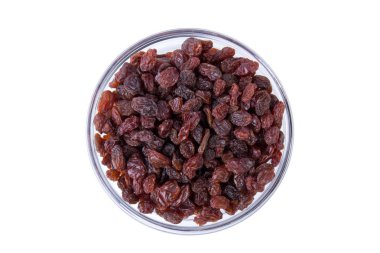 Beyaz üzerinde izole bir kase siyah üzüm. Meyve arka plan.