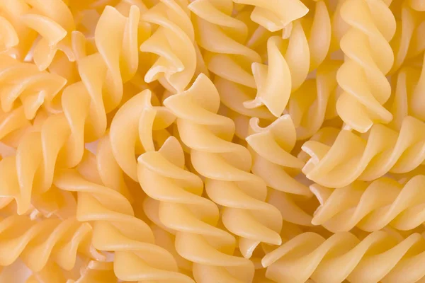 Rå Fusilli pasta okokt närbild. Mat bakgrund — Stockfoto