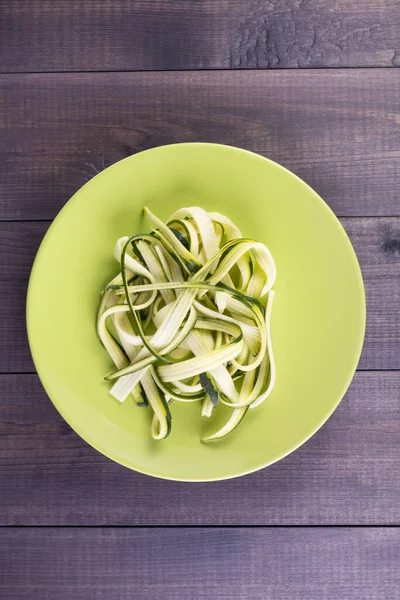 Platt Med Zucchini Spaghetti Trä Bakgrund — Stockfoto