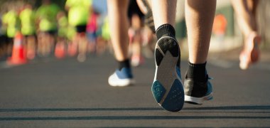 Maraton koşusu, insanlar şehir yolunda yürüyor.