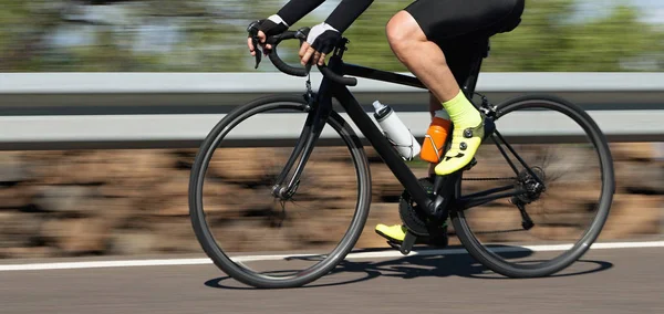 Desenfoque Movimiento Una Carrera Bicicleta Con Bicicleta Jinete Alta Velocidad —  Fotos de Stock