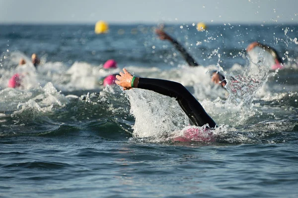 Grupa Ludzi Kombinezon Pływanie Triathlonie — Zdjęcie stockowe