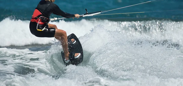 Kitesurfing Kiteboarding Actiefoto Kite Surfer Rijdt Golven — Stockfoto